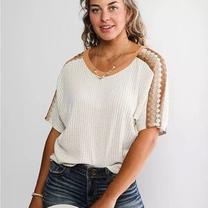 BUCKLE Daytrip short sleeve top. Pre owned on good condition. Sold as is.